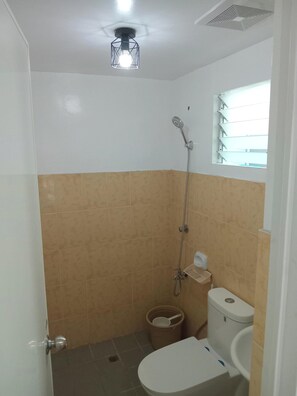 Ferienhaus | Badezimmer | Dusche, Handtücher