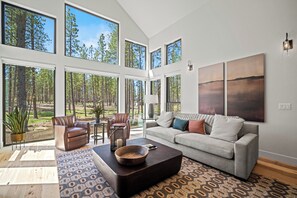 Televisie en een open haard