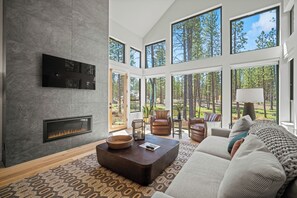 Televisie en een open haard