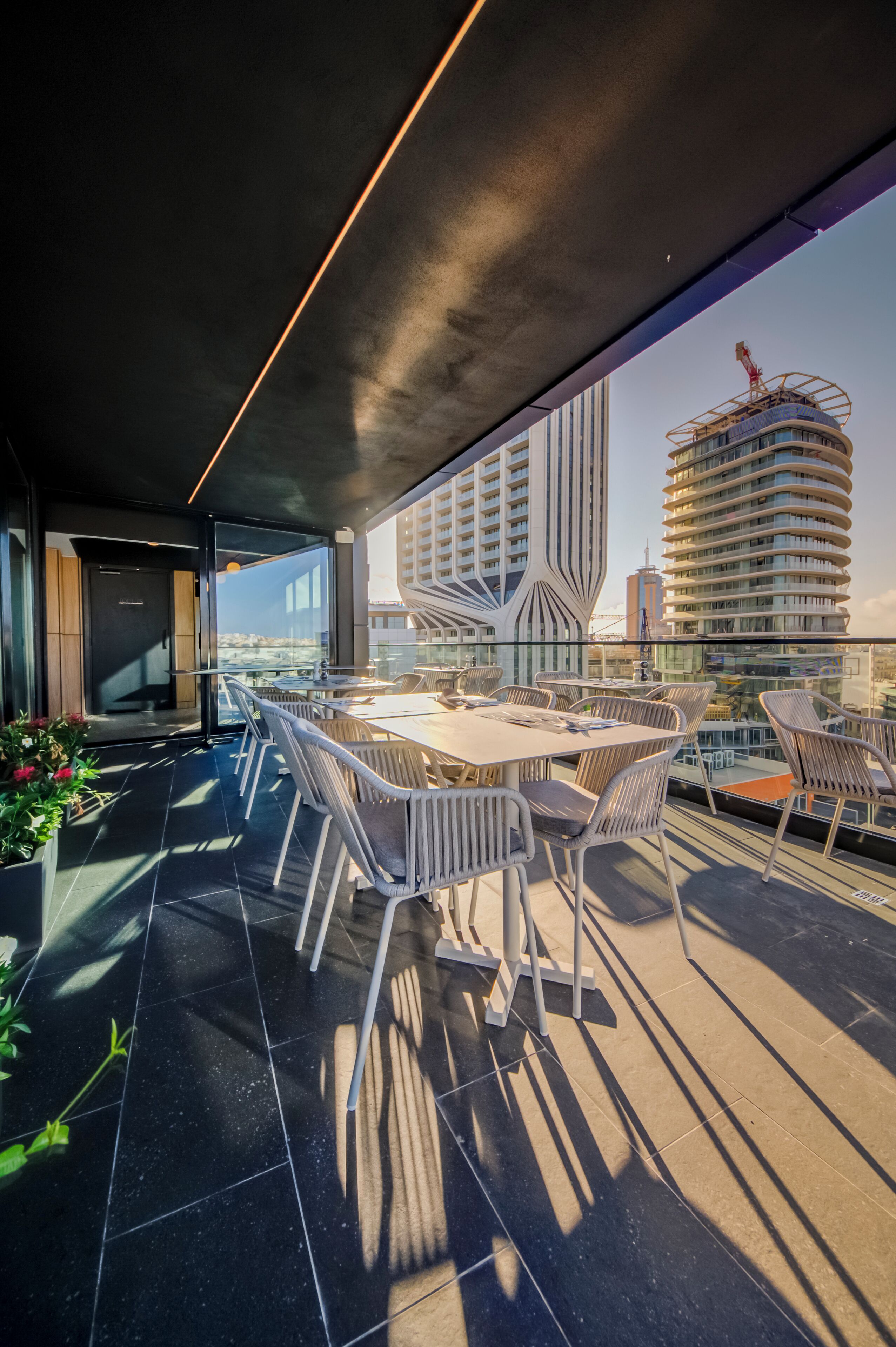 2 من المطاعم، تقديم الإفطار