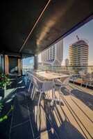 2 nhà hàng, phục vụ bữa sáng 