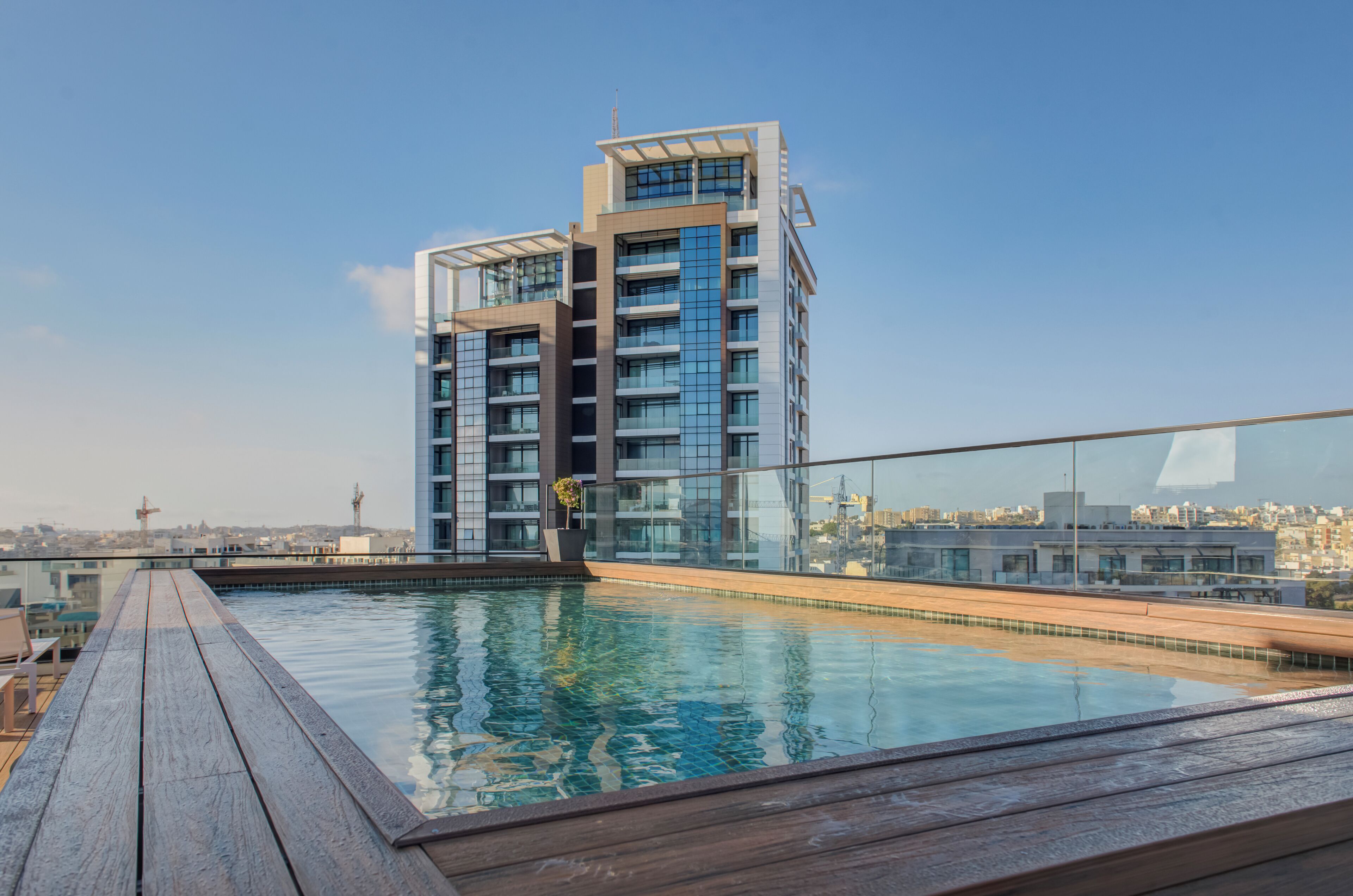 室内游泳池，季节性开放的室外游泳池，池畔遮阳伞，日光浴躺椅