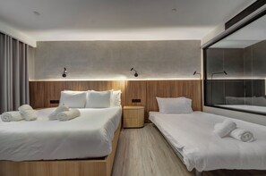 Deluxe Triple, Internal Room, Window, No View (Spa Bath in Bathroom) | ตู้นิรภัยในห้องพัก, โต๊ะทำงาน, พื้นที่ทำงานแบบใช้แล็ปท็อป