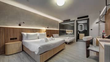 Deluxe Triple, Internal Room, Window, No View (Spa Bath in Bathroom) | In-room safe, desk, laptop workspace, soundproofing