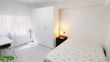 3 habitaciones, escritorio, tabla de planchar con plancha y wifi gratis