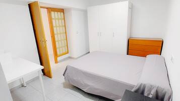 3 bedrooms, desk, iron/ironing board, free WiFi