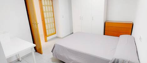 3 Schlafzimmer, Schreibtisch, Bügeleisen/Bügelbrett, kostenloses WLAN