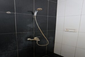 Kamar Double | Kamar mandi | Shower dan handuk