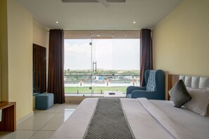 Escritorio, wifi gratis y ropa de cama 