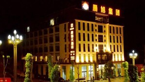 Un hotel de varios pisos con un cartel llamativo en la parte superior.