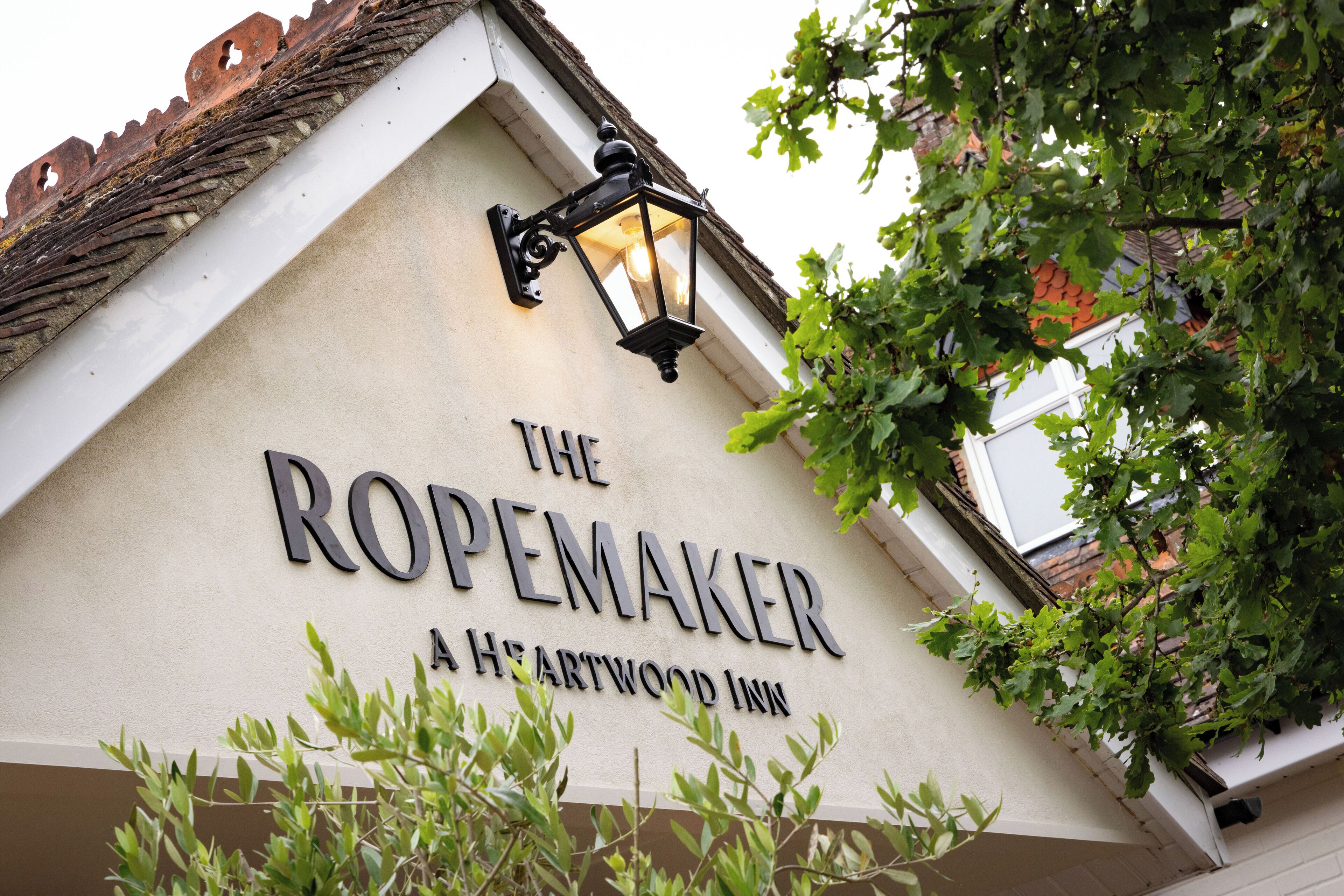 Schild für das Hotel "The RopeMaker" mit einer traditionellen Laterne und freiem Blick auf die Architektur des Gebäudes.
