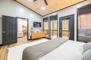 1 bedroom, desk, iron/ironing board, free WiFi - Secluded Romantic Retreat with Hot Tub, Firepit & Private Movie Theater (Cosby)
