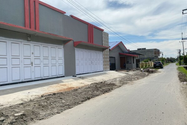 Vista frontal de la propiedad