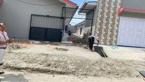 Obra en construcción con trabajadores y materiales.
