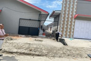 Vista frontal de la propiedad