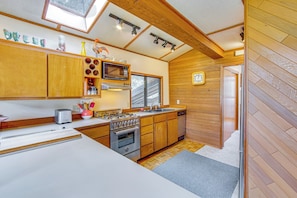 House (1 Bedroom) | Private kitchen | Microwave, oven, stovetop, dishwasher - Cle Elum A-frame - Direct Yakima River Access! (Cle Elum)