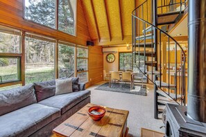 Fernseher, Kamin, Bücher