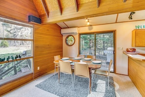 Dining - Cle Elum A-frame - Direct Yakima River Access! (Cle Elum)