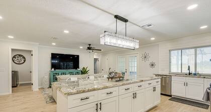 Spring Hill Home w/ Pool, BBQ Grill & Outdoor TV!