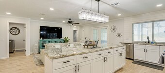 Spring Hill Home w/ Pool, BBQ Grill & Outdoor TV!