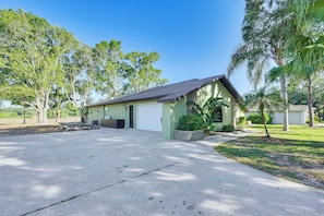 House (4 Bedrooms) | Interior - Furnished Outdoor Area! Family Home in Spring Hill (Spring Hill)
