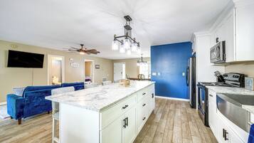 House (3 Bedrooms) | Private kitchen | Microwave, oven, stovetop, dishwasher