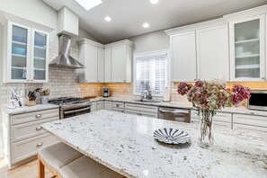 House (5 Bedrooms) | Interior