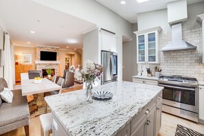 House (5 Bedrooms) | Interior