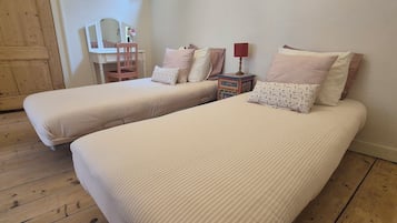 1 habitación, escritorio, tabla de planchar con plancha y cuna de viaje