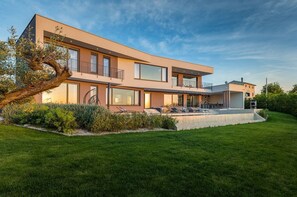 Exterior - Villa Lumi - a haven of luxury with large infinity pool, childrens pool, jacuzzy and sauna (Dračevac)