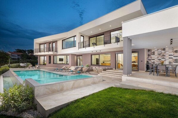 Pool - Villa Lumi - a haven of luxury with large infinity pool, childrens pool, jacuzzy and sauna (Dračevac)