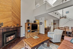 Televisión y chimenea