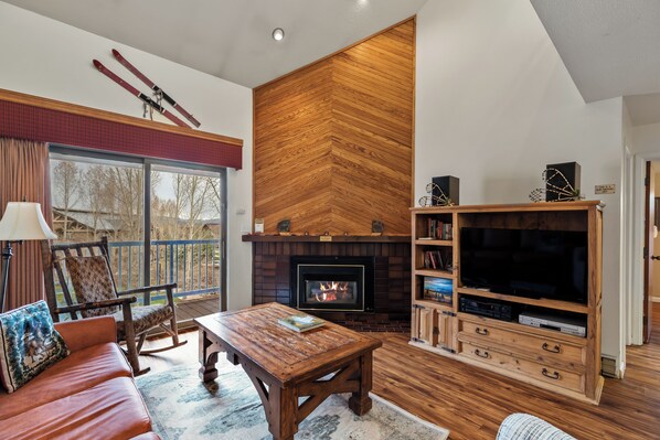 Televisión y chimenea