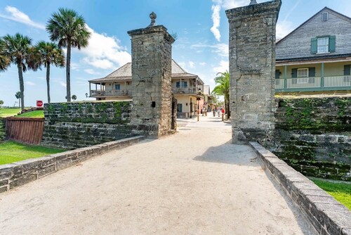 Beachside Retreat-courtyard Villa~beachside 2 Bedroom Condo by RedAwning