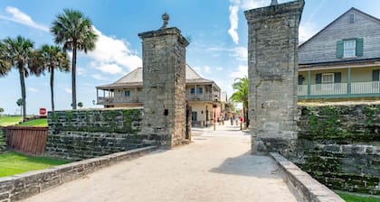 Beachside Retreat-courtyard Villa~beachside 2 Bedroom Condo by RedAwning