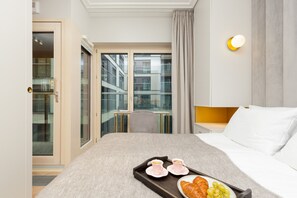 1 bedroom, desk, laptop workspace, bed sheets - Mennica Morganit by Renters Prestige (Warsaw)