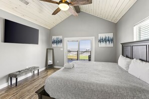 9 bedrooms, desk, iron/ironing board, WiFi - Bayfront Trio House w/Hot Tub + Private Pier (San Leon)