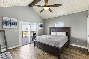 9 bedrooms, desk, iron/ironing board, WiFi - Bayfront Trio House w/Hot Tub + Private Pier (San Leon)