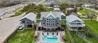 Bayfront Trio House w/Hot Tub + Private Pier