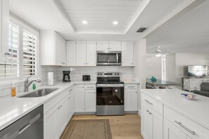 Kjøleskap, mikrobølgeovn, kaffetrakter/tekoker og brødrister