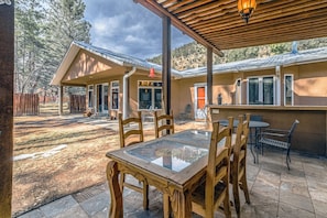 Outdoor dining - Experience Luxury and Entertainment at Riverside Retreat (Ruidoso)