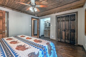 4 عدّة غرف نوم ومكواة/لوح كي وواي فاي مجانًا وملاءا ت أسرّة