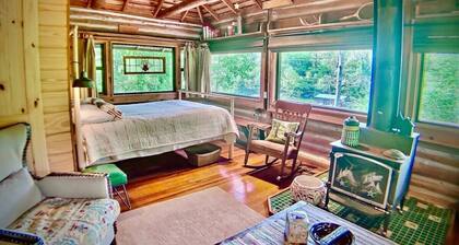 Historic Cabin, Peaceful, Waterside, Patio Firepit