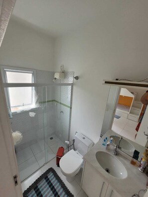 Shower, hair dryer, towels, soap - Casa DE Família Para Família NA Melhor Praia DO Litoral DE SÃO Paulo!!! (Bertioga)