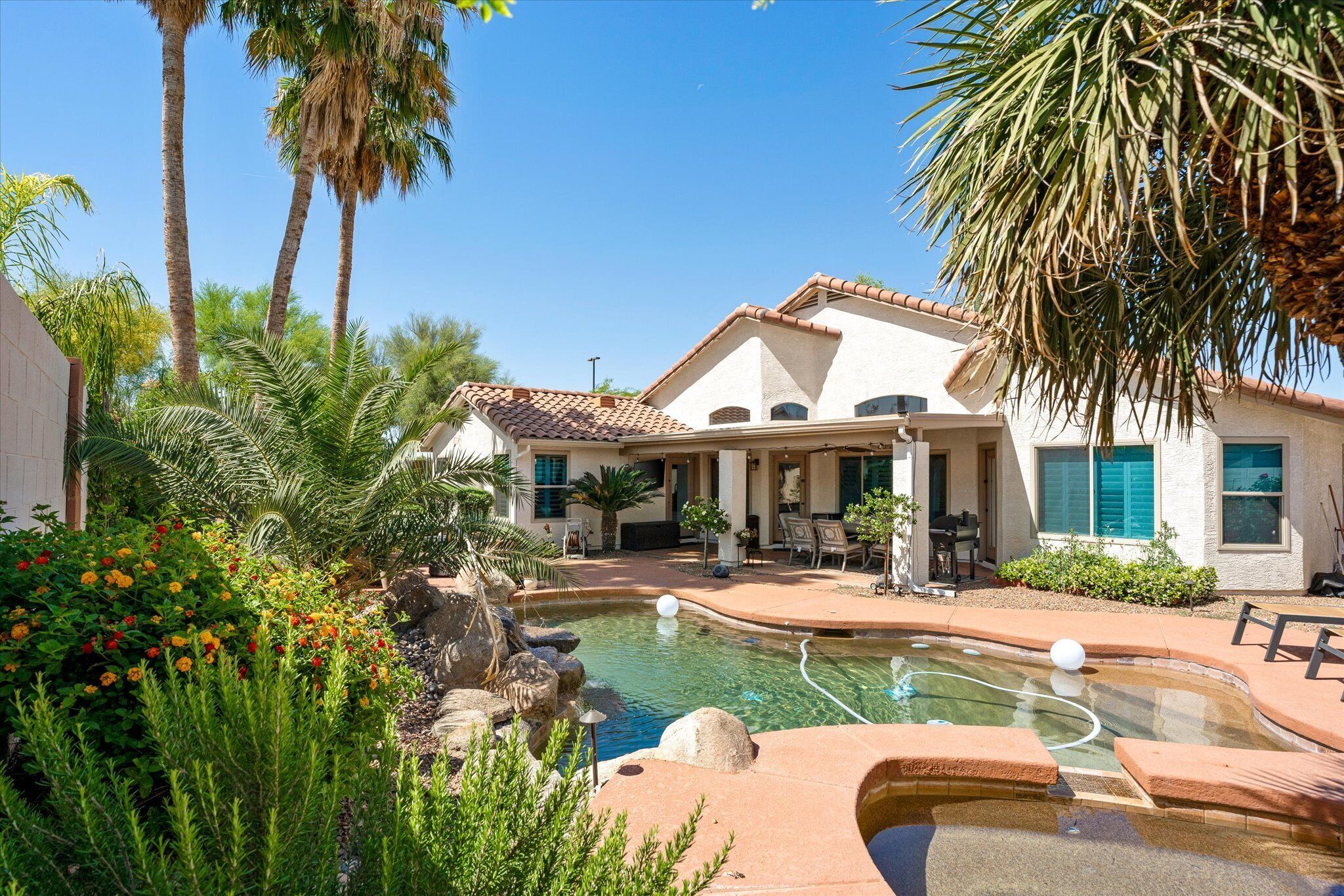 Gilbert Ranch neighborhood, Single level home with pool, hot tub, and fire pit!