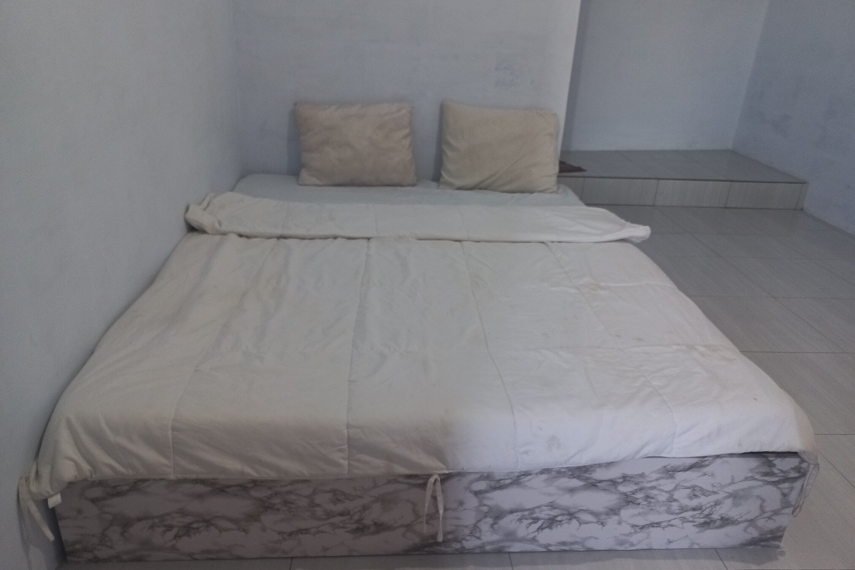 Kamar Double Ekonomi | Ruang kerja ramah laptop dan seprai linen