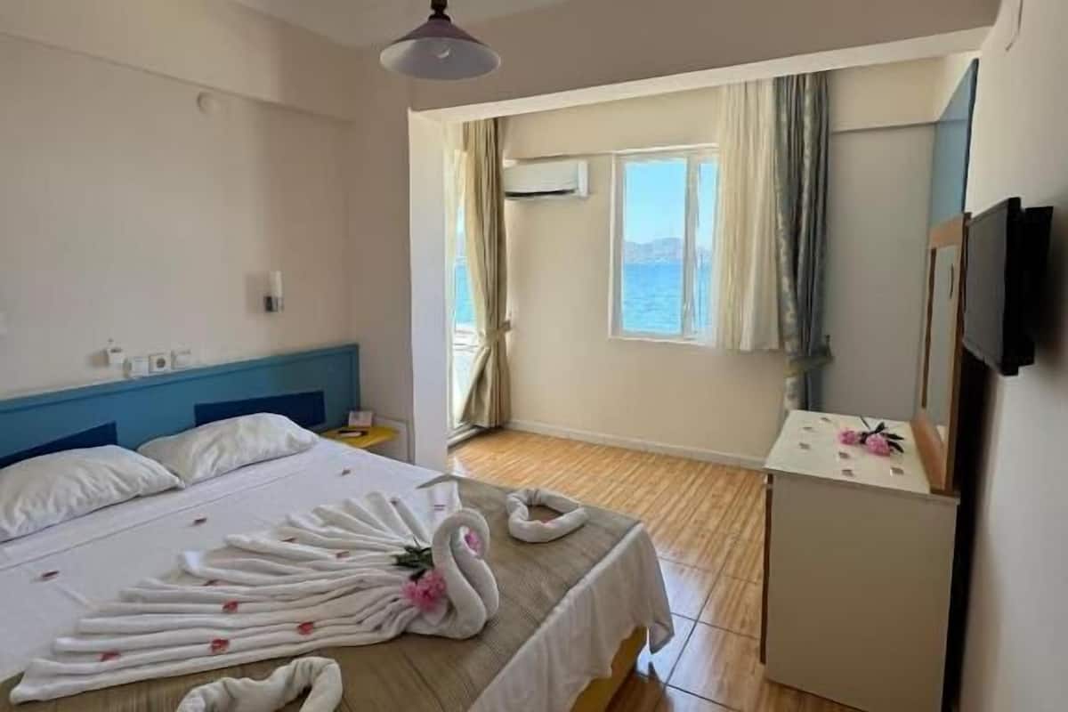 Comfort Double Room, Sea View | Free WiFi, bed sheets