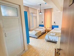 A hotel room with two beds, a bathroom, and a hallway. - Er-Öz Hotel & Restaurant (Fethiye)