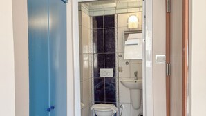 A bathroom with a toilet, sink, and shower. - Er-Öz Hotel & Restaurant (Fethiye)