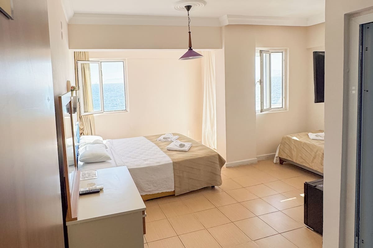 Comfort Triple Room, Sea View | WiFi (free), bed sheets